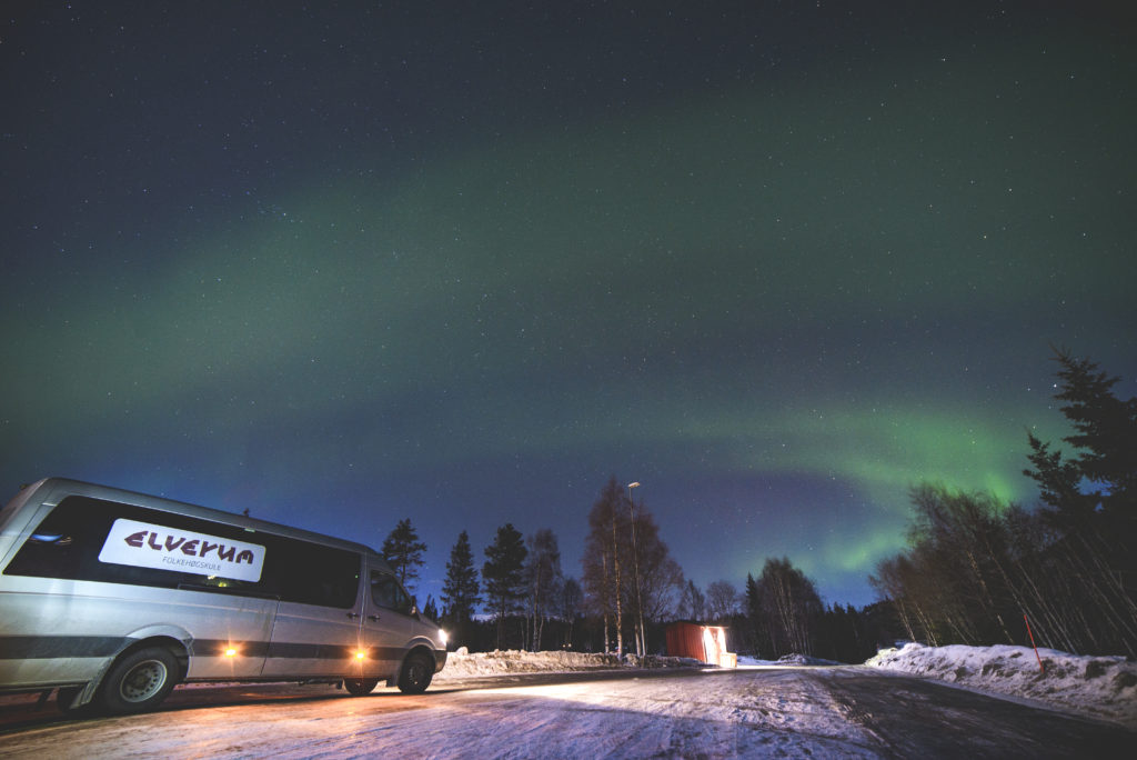 Minibuss fra ELverum folkehøgskole under nordlys på vei til Lofoten