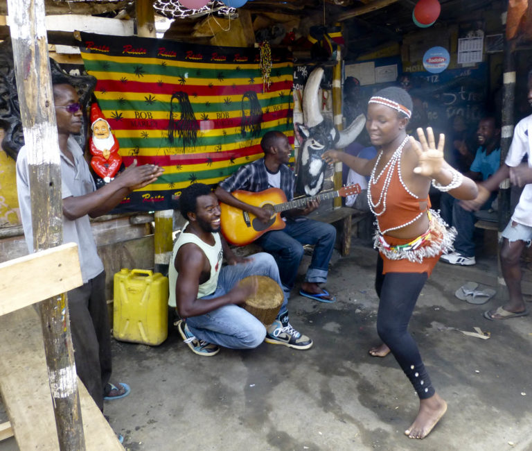 Mennesker synger, spiller og danser i slummen i Kampala