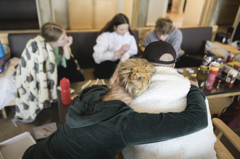 Unge mennesker sitter rundt bord