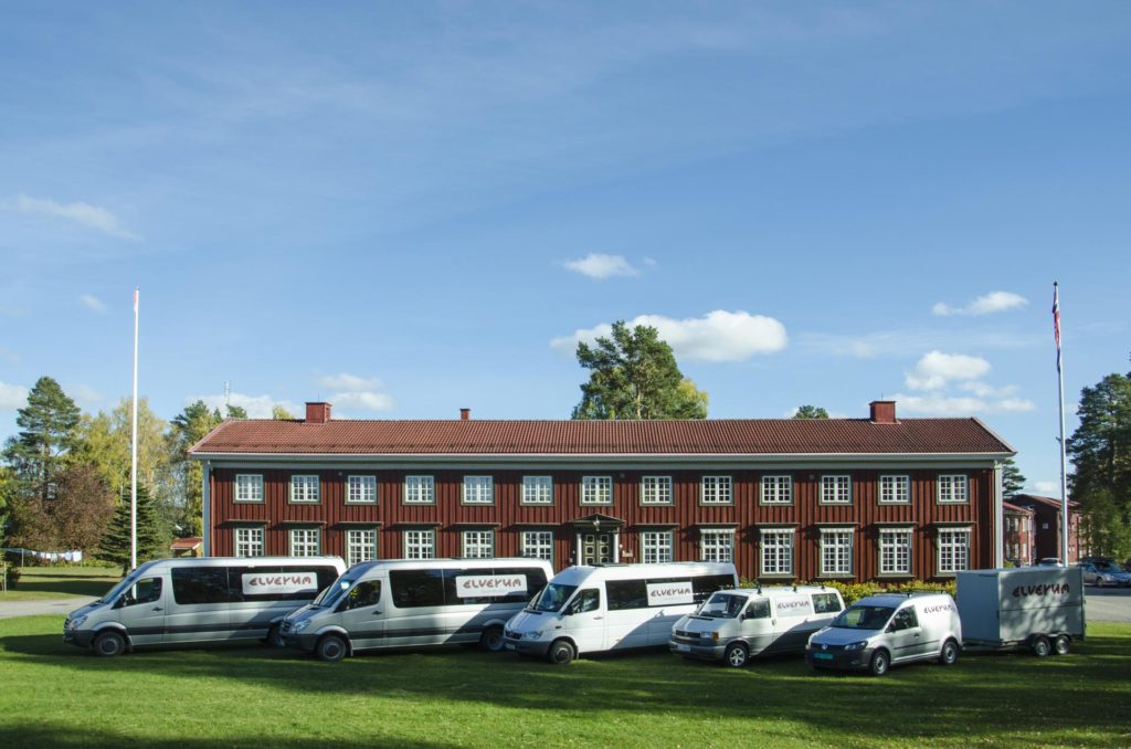 Biler og minibusser foran Elverum folkehøgskole
