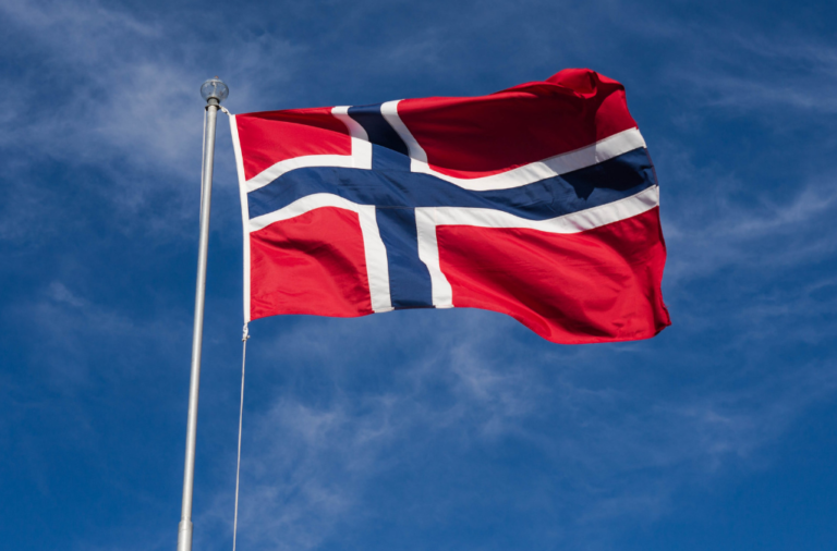 Norsk flagg mot blå himmel
