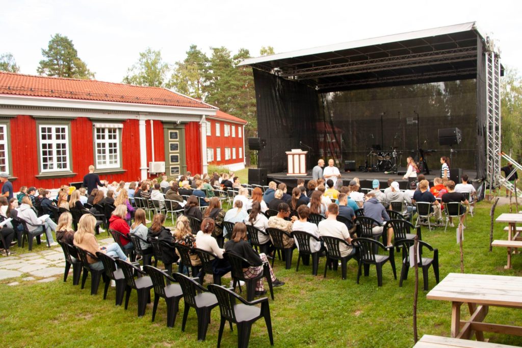 Scene og publikum på Elverum folkehøgskole