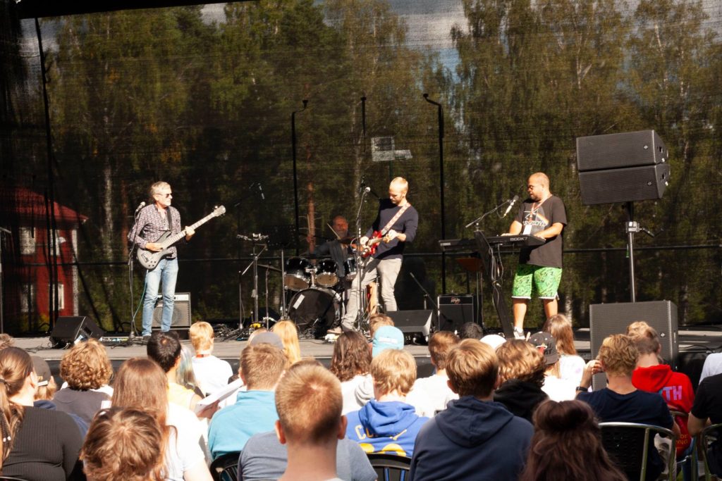 Musikere på scenen på Elverum folkehøgskole