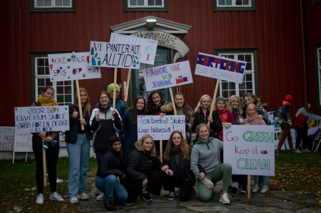 Elever fra Elverum folkehøgskole går klimamarsj