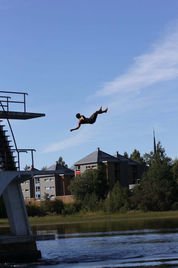 Ung mann hopper fra stupebrett