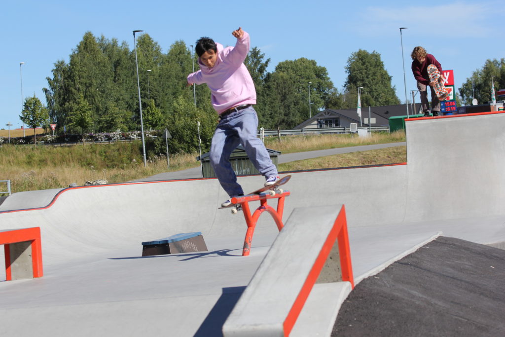 Ung mann railer på skateboard