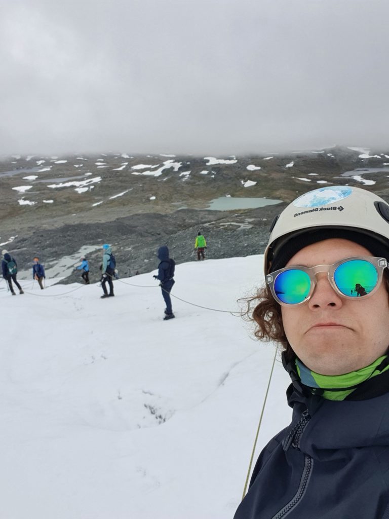 Unge mennesker på brevandring