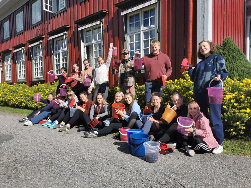 Gruppebilde utenfor hovedbygget på Elverum folkehøgskole