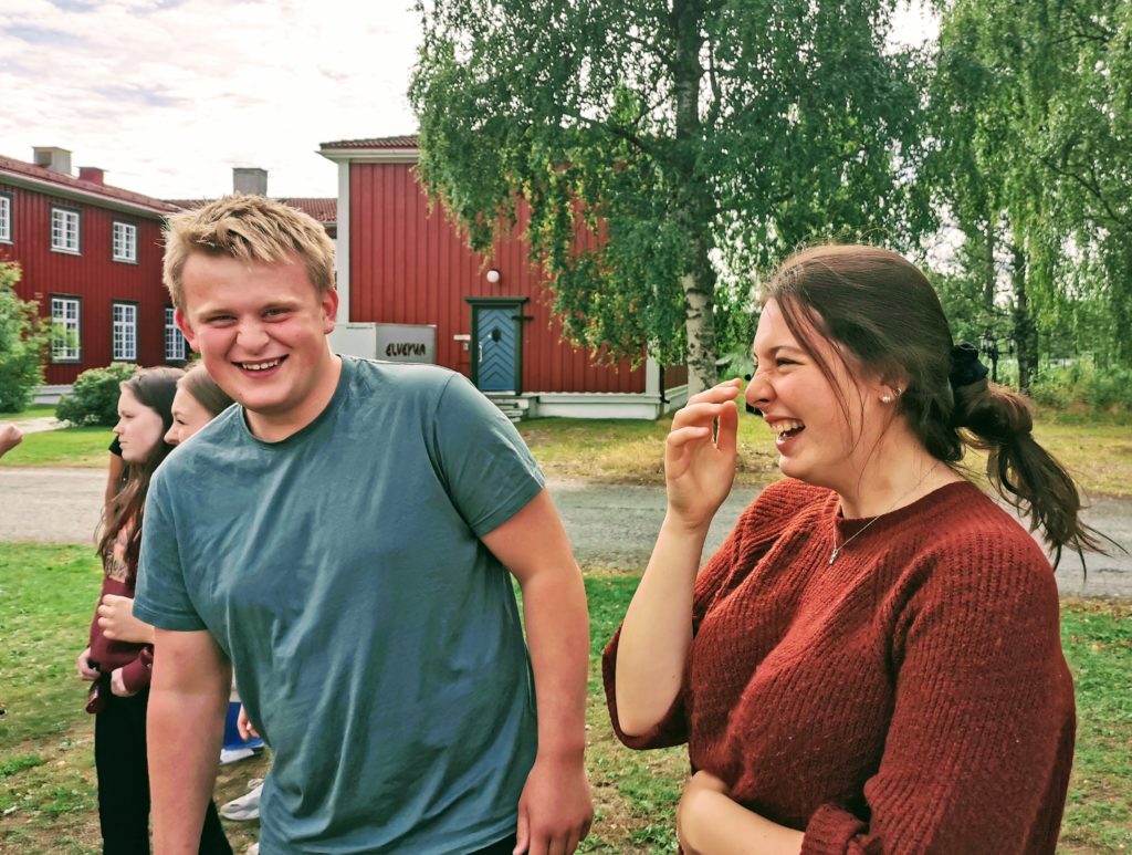 Unge mennesker ler på Elverum folkehøgskole