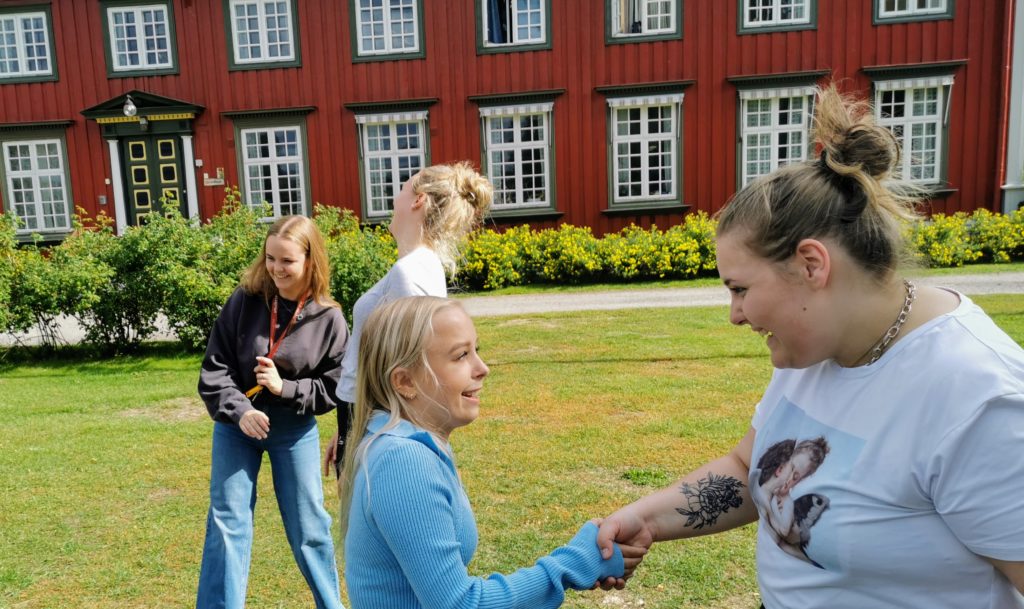 Unge mennesker hilser på hverandre på Elverum folkehøgskole