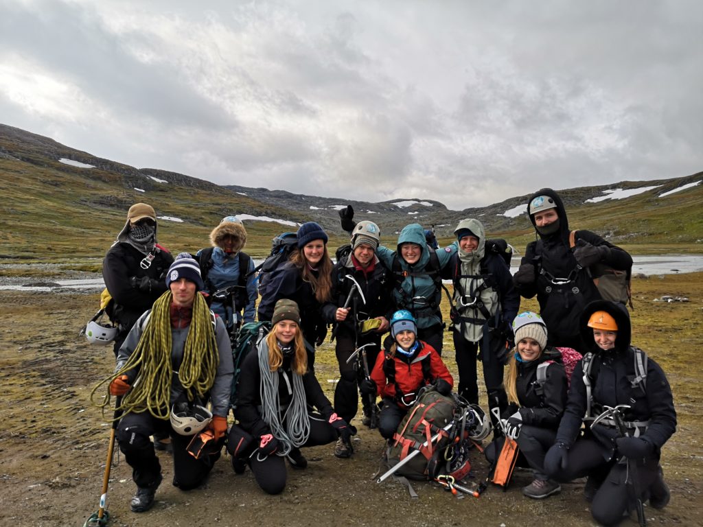 Gruppe unge mennesker på fjelltur