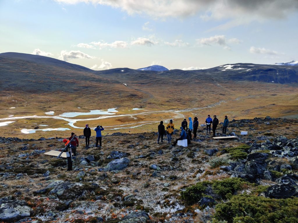 Unge mennesker på fjelltur