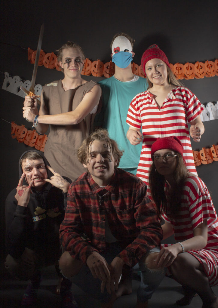 Utkledde unge mennesker på Halloween på Elverum folkehøgskole