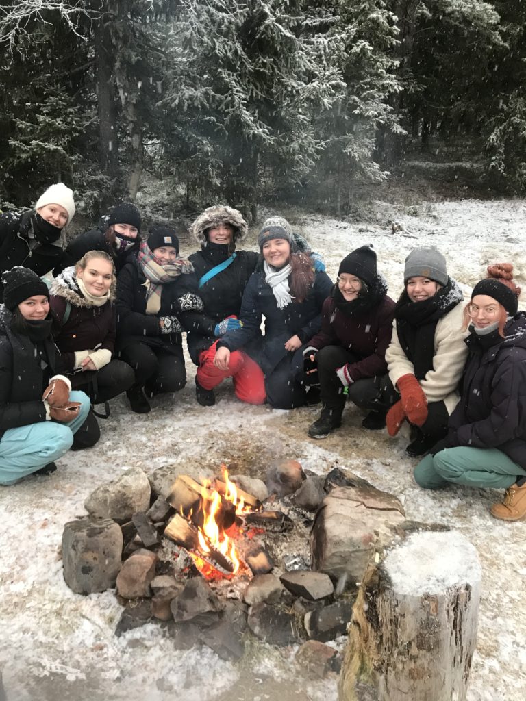 Gruppe sitter rundt bål