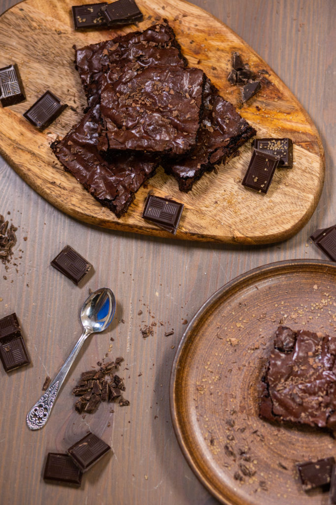 Sjokoladebrownies på fat med sjokolade rundt