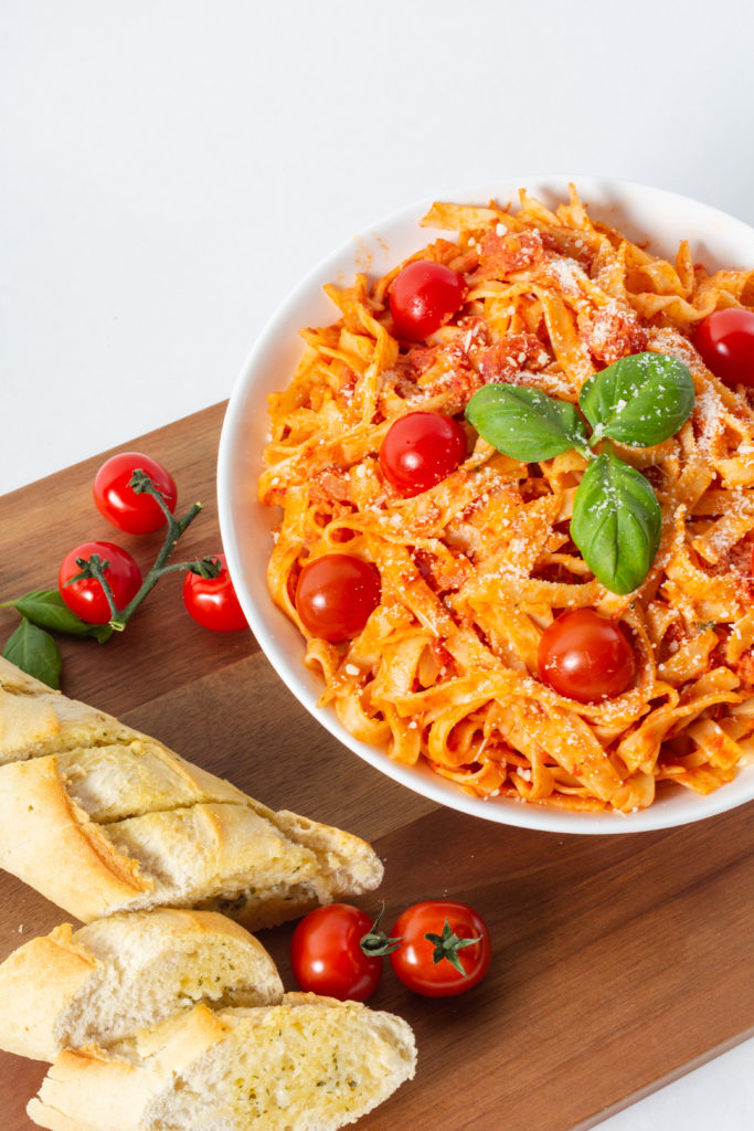 Pasta med tomat og hvitløksbaguette