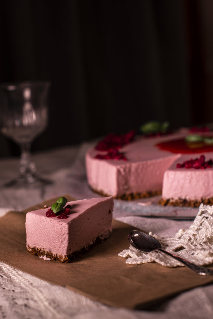 Rosa kake på dekket bord