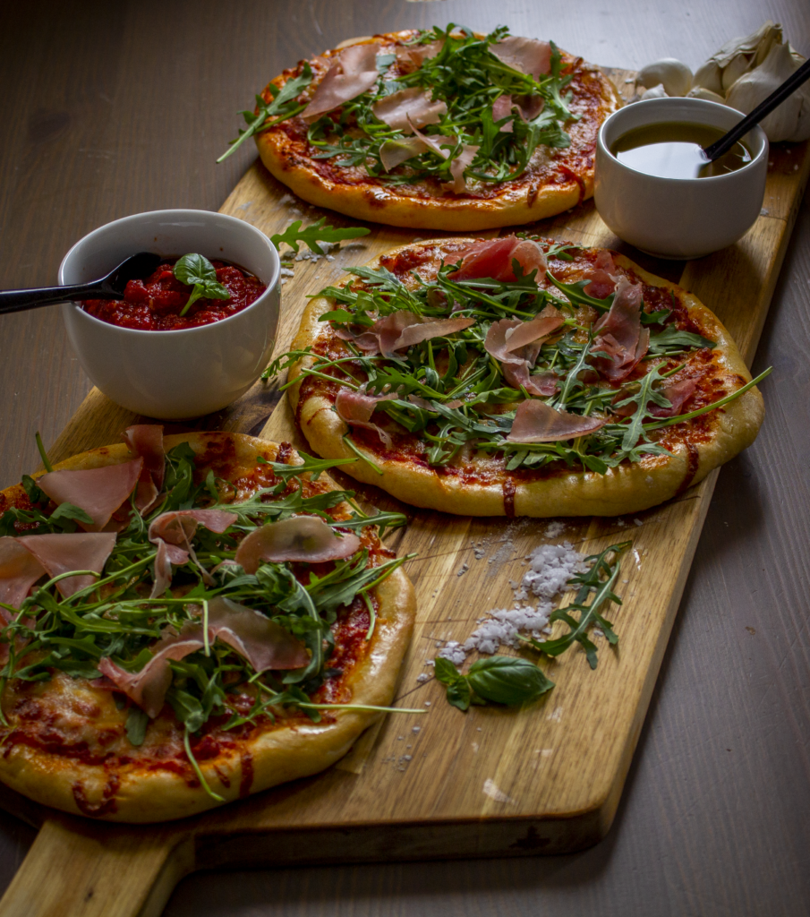 Minipizzaer på trefjøl med tilbehør
