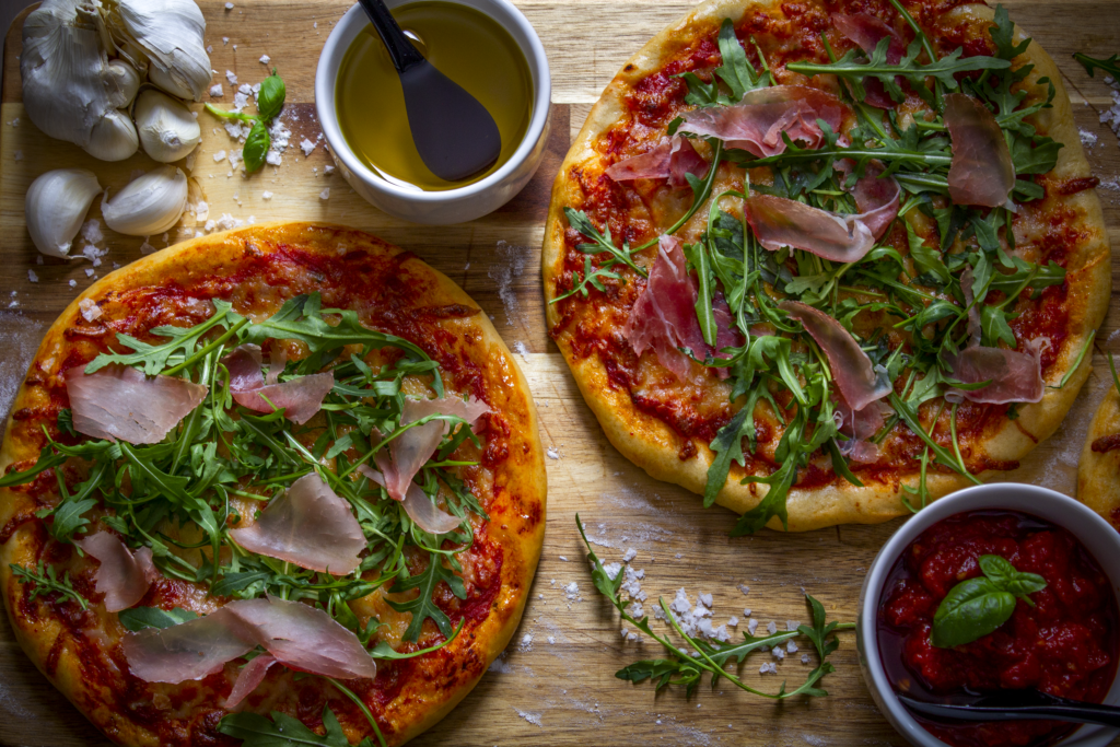 Minipizzaer på trefjøl med tilbehør