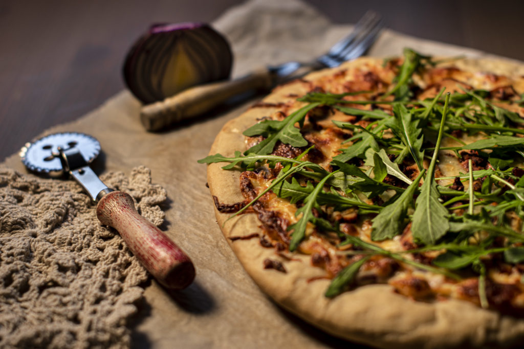 Pizza på trefjøl med tilbehør