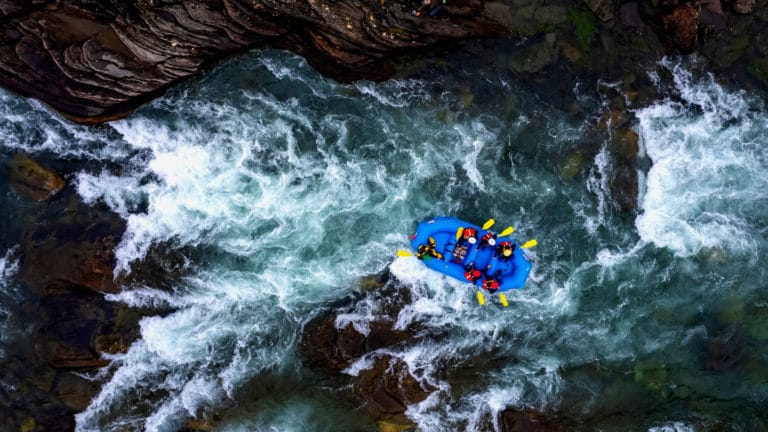 Luftfoto av rafting-flåte midt i stryk