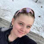 Portrettbide av ung smilende jente