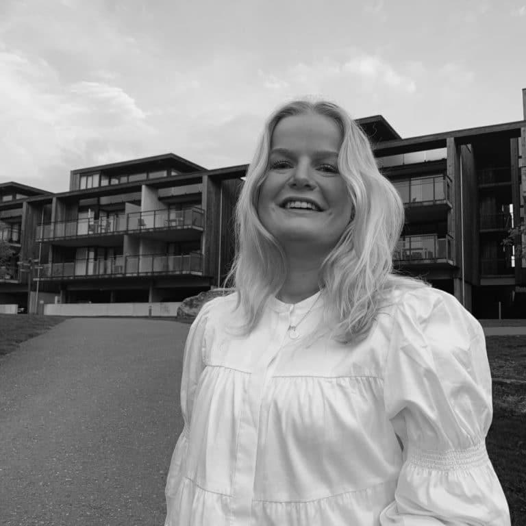 Portrettbilde av ung smilende jente