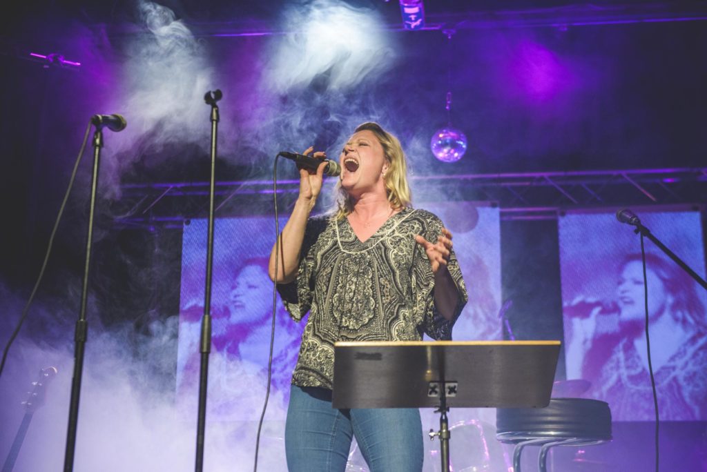 Kvinne synger på scenen