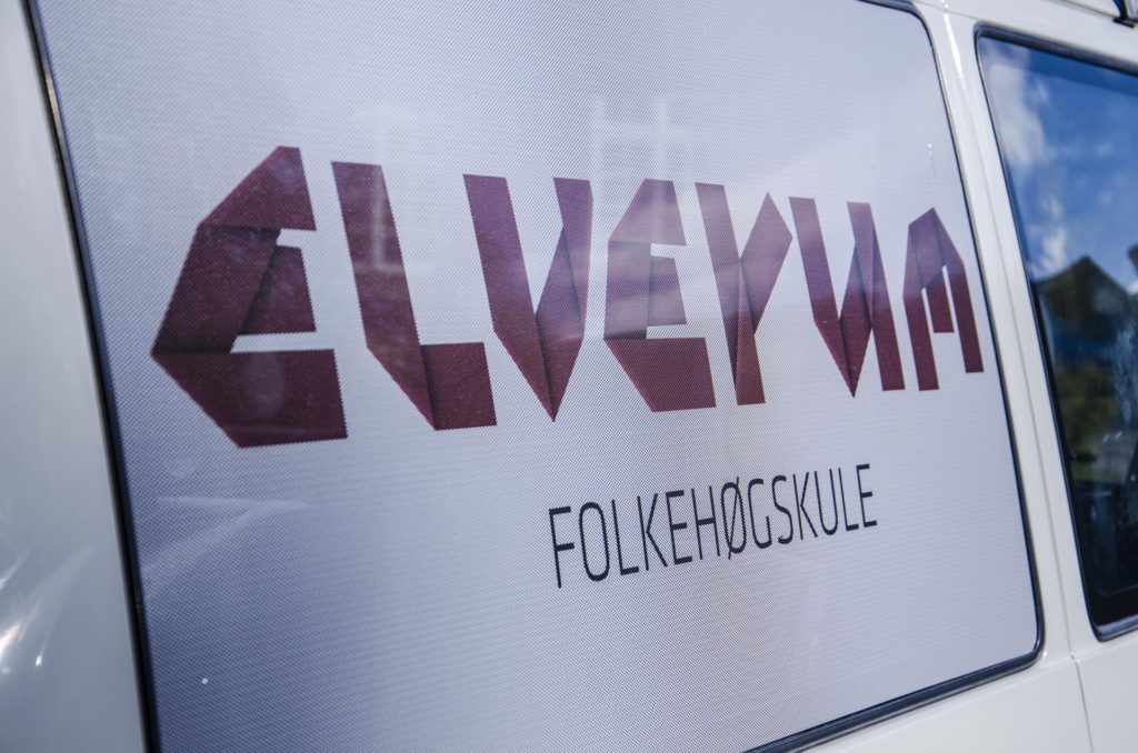Elverum folkehøgskole logo på bil
