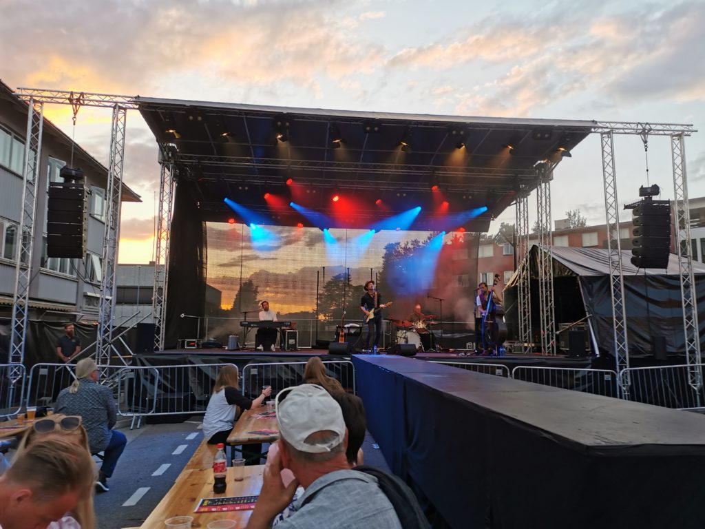 Scene med konsert og publikum på benker