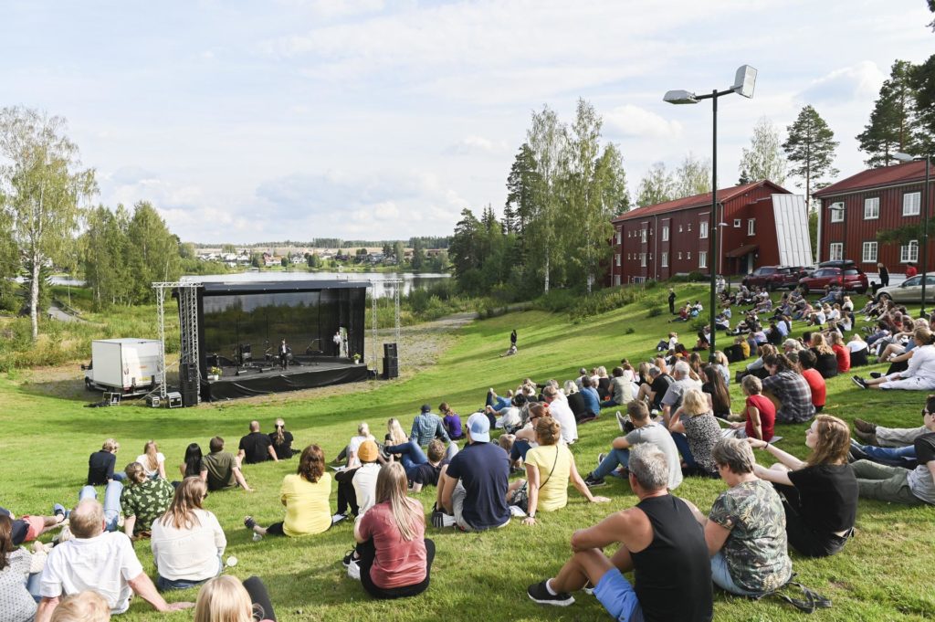 Publikum i Sagtjernet amfi ser på musikere på scene